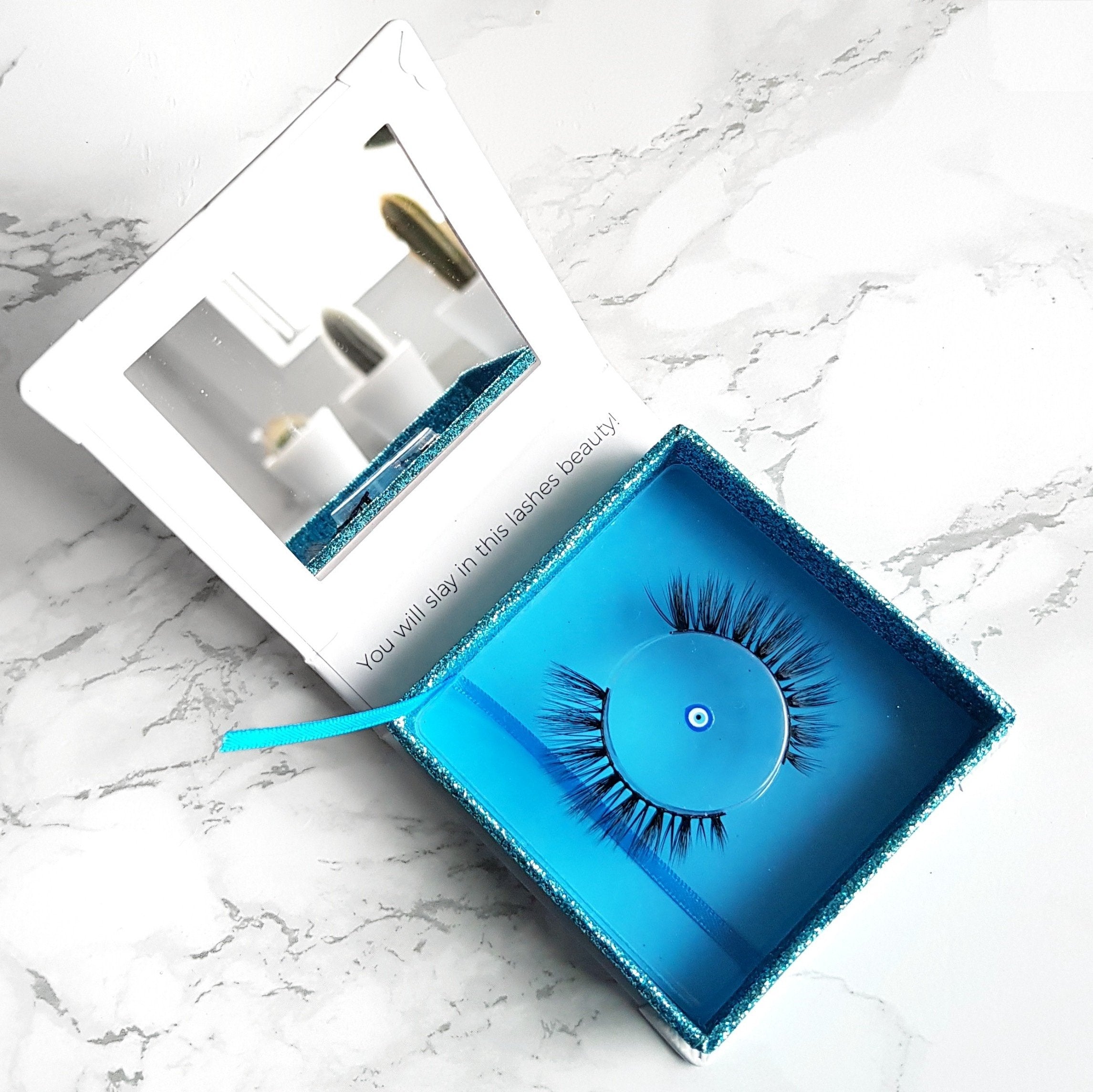 Navyluu Lashes in Verpackung Classy